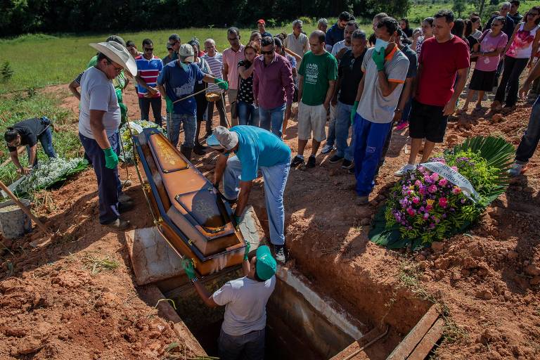 Familiares de David Marlon Gomes Santana, 24, se emocionam em seu velório, em Brumadinho