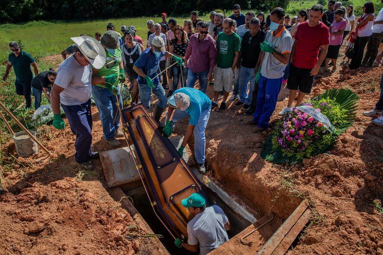 Familiares acompanham enterro de David Marlon Gomes Santana, 24, em Brumadinho
