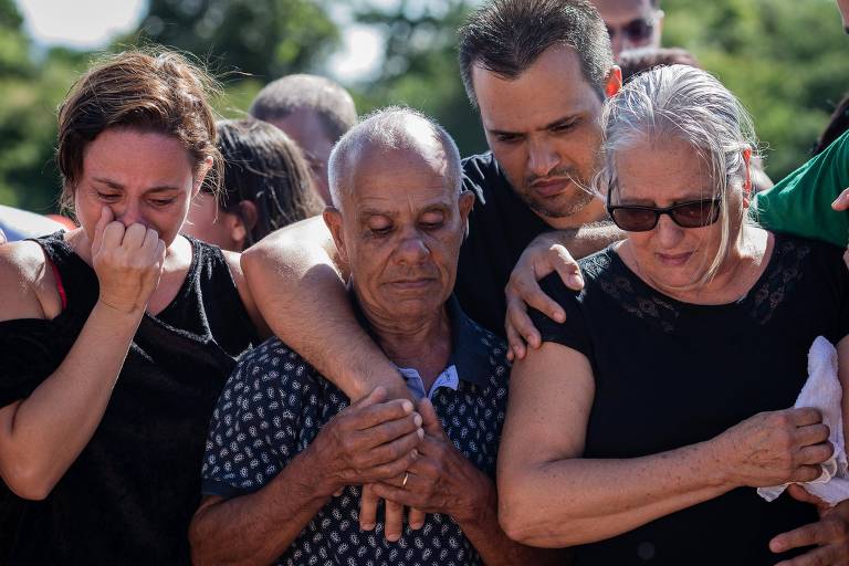 Familiares de David Marlon Gomes Santana, 24, se emocionam em seu velório, em Brumadinho, região metropolitana de Belo Horizonte. Barragem da Vale, da mina Corrego do Feijão, rompeu na sexta-feira 25.