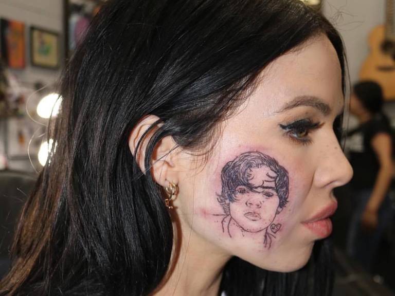 Cantora neozelandesa tatua Harry Styles no rosto