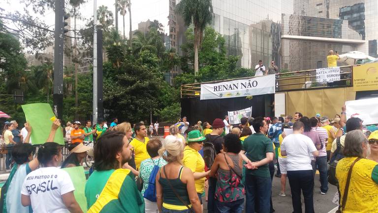 Movimentos de direita realizam manifestação contra Renan Calheiros na presidência do Senado 