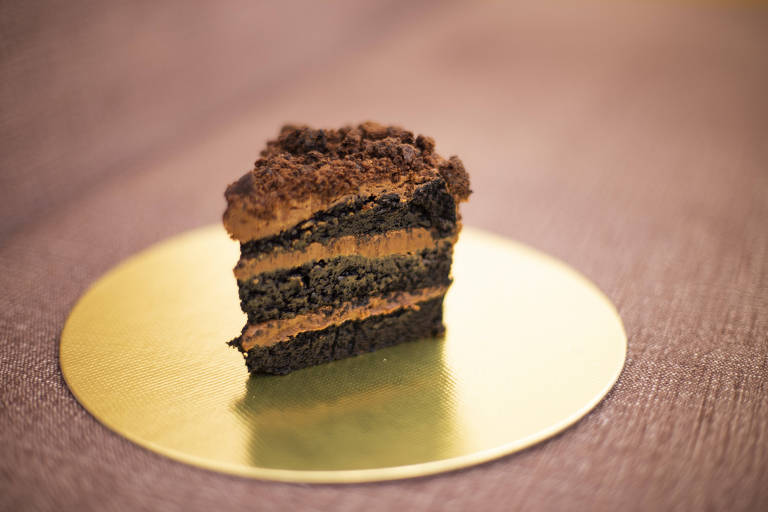 Bolo que leva o nome da confeitaria Toasty tem massa cremosa de chocolate, recheio e cobertura de chocolate e crocante de brownie
