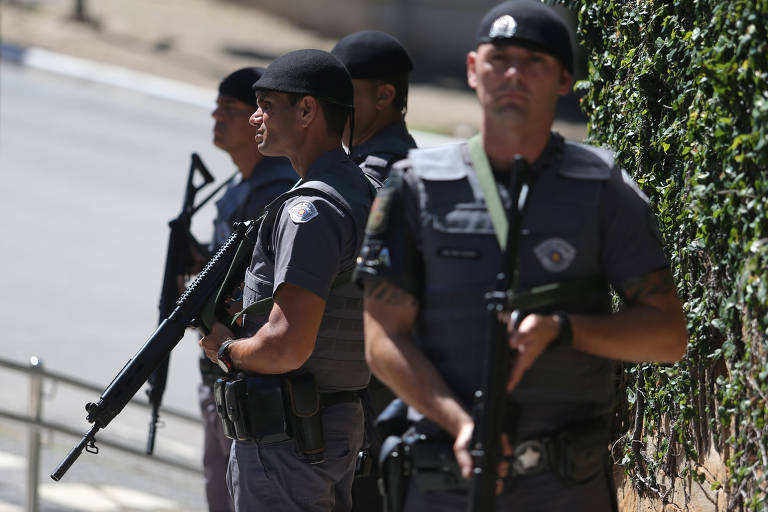 Policiais aguardam chegada do presidente Jair Bolsonaro ao hospital para fazer a cirurgia de retirada da bolsa de colostomia