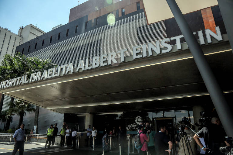 Repórteres aguardam em frente ao Hospital Albert Einstein informações sobre a cirurgia do presidente Jair Bolsonaro para retirada da bolsa de colostomia