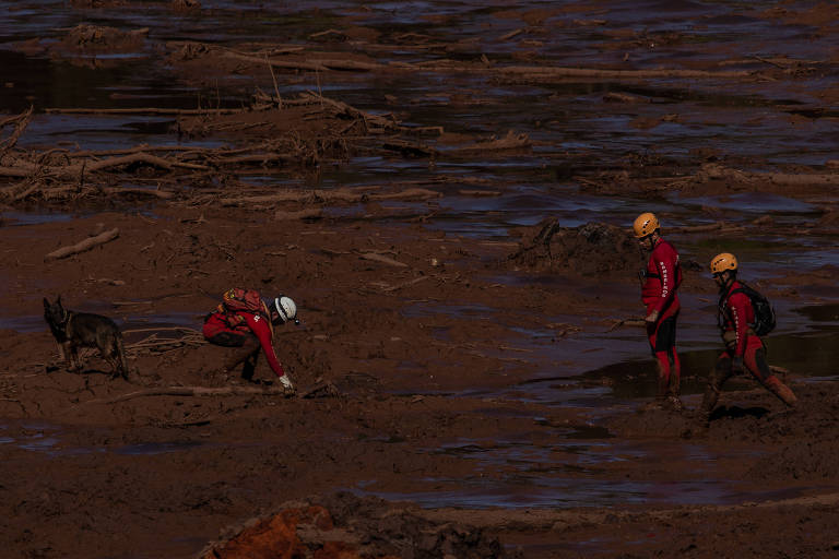 Bombeiros fazem busca por corpos em lama na região de Brumadinho