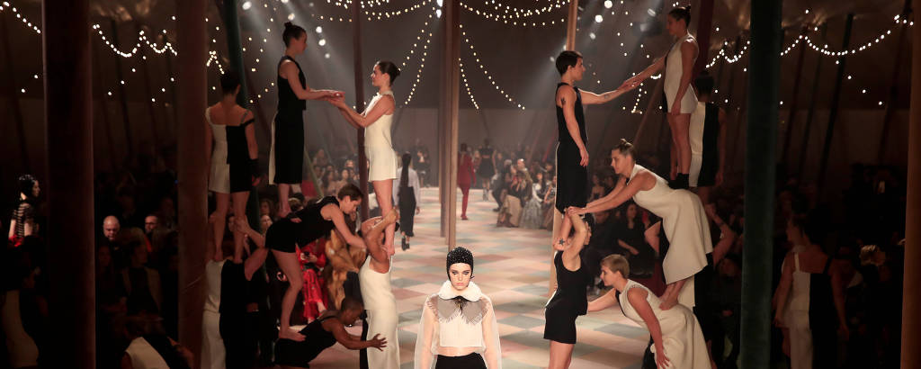 Modelo desfila coleção de alta-costura primavera-verão 2019 da grife Christian Dior, em Paris