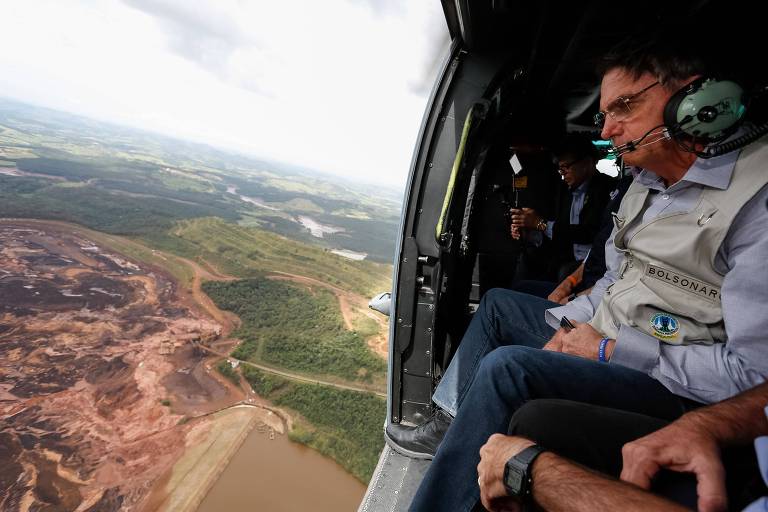 Bolsonaro sobrevoa de helicóptero a região afetada pelo estouro da barragem em Brumadinho