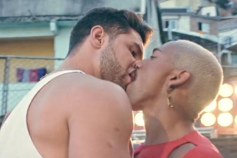 Em um momento do clipe de 'Me Solta', Nego do Borel beija o modelo Jonathan Dobal