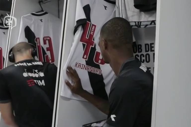 Jogador do Vasco, Kainandro acaricia camisa antes de partida 