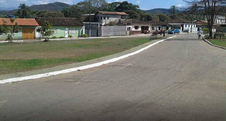 Casa do mecânico Mauro Marcos da Silva (verde com portão cinza), no distrito de Bento Rodrigues, antes do rompimento da barragem de Mariana em 2015