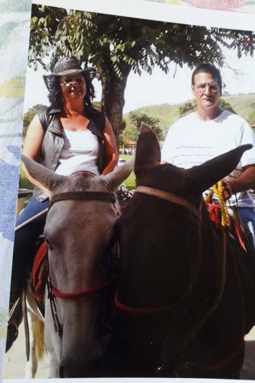 Maria do Carmo e Marino D'Angelo andam a cavalo em terreno que tinham no povoado de Paracatu de Baixo, em Mariana, antes da tragédia em 2015