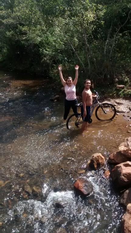 Família de Mauro se banha em rio em Bento Rodrigues, antes do rompimento da barragem de Mariana, em 2015