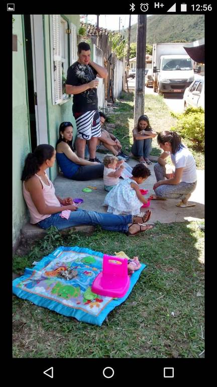  Família de Mauro em frente à sua casa em Bento Rodrigues, antes do rompimento da barragem, em 2015