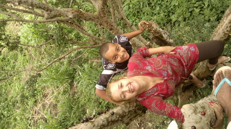 Família de Mauro no terreno que tinham em Bento Rodrigues, antes do rompimento da barragem de Mariana, em 2015