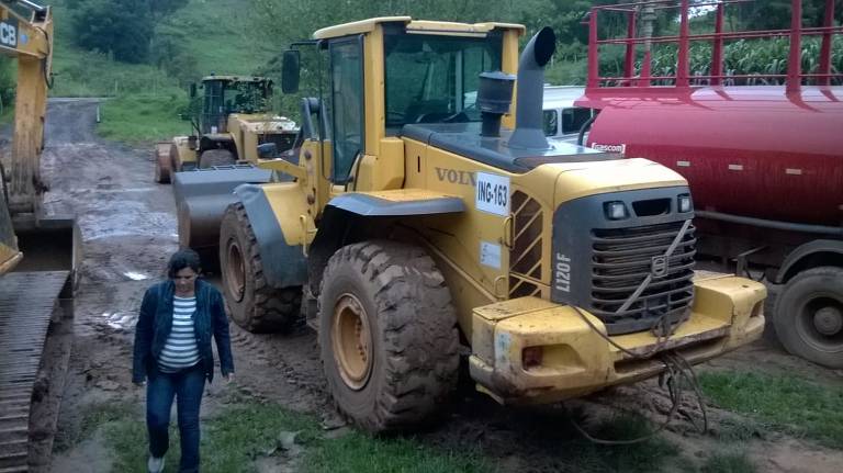 Maria do Carmo D'Angelo, 45, em seu terreno no distrito de Paracatu de Cima logo após o desastre de Mariana, em 2015