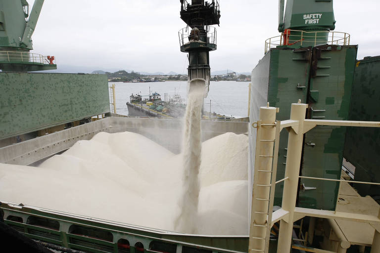  Embarque de açúcar para exportação no porto de Santos (SP); se a China repetir nos dois semestres deste ano o número de julho a dezembro de 2018, poderá ajudar na recuperação das exportações brasileiras