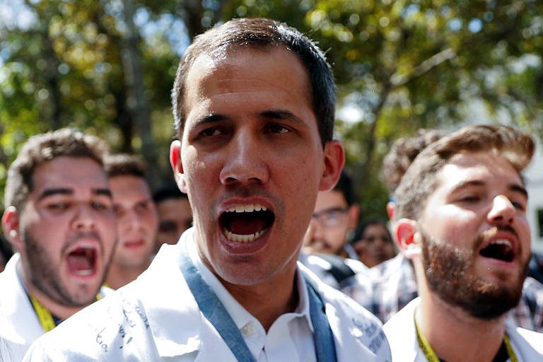 O líder do Legislativo venezuelano, Juan Guaidó, que se declarou presidente encarregado da Venezuela, participa de protesto contra Maduro em Caracas