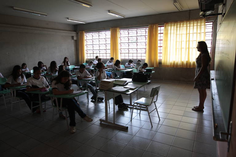 Professora e alunos em sala de aula de escola municipal em Santana de ParnaÃ­ba (SP)