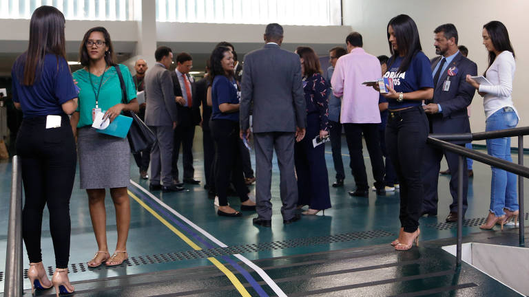 Congresso Nacional em clima de campanha eleitoral; deputados investem em panfletagem, banners e camisetas para conquistar a presidência da casa