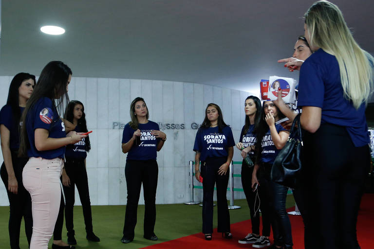 Congresso Nacional em clima de campanha eleitoral; deputados investem em panfletagem, banners e camisetas para conquistar a presidência da casa