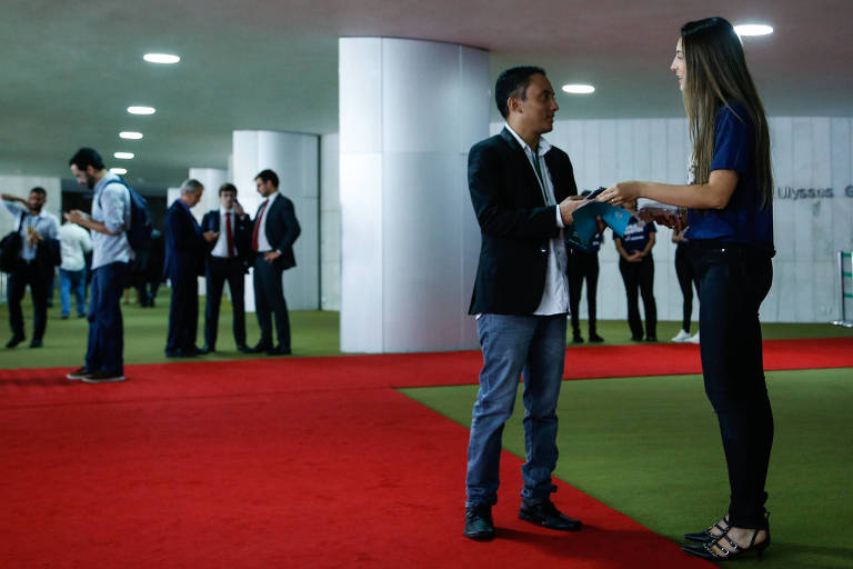 Congresso Nacional em clima de campanha eleitoral; deputados investem em panfletagem, banners e camisetas para conquistar a presidência da casa