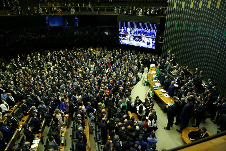 Deputados e familiares no plenário da câmara dos deputados momentos antes da posse dos parlamentares