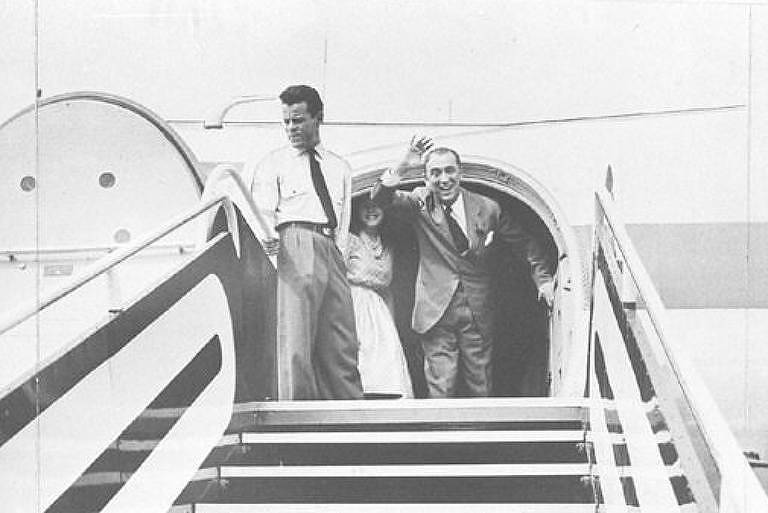 Juscelino Kubitschek embarca no Rio rumo a Brasília, em 1960