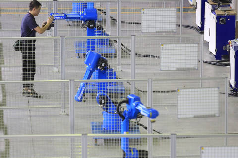 (190121) -- BEIJING, Jan. 21, 2019 (Xinhua) --
    A staff member tests industrial robots at a robot enterprise in Chongqing, southwest China, Sept. 29, 2018.
    (Xinhua/Ren Zhenglai)