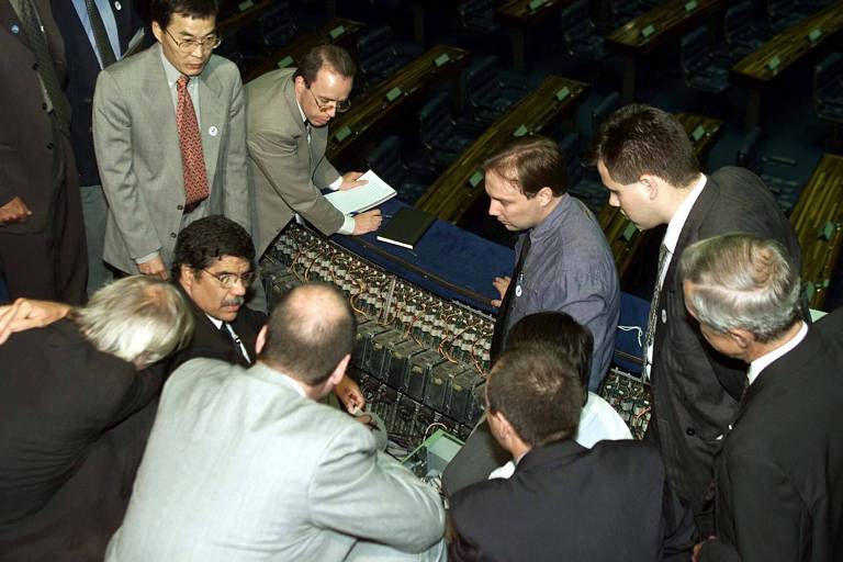Técnicos da Unicamp examinam o painel eletrônico do plenário do Senado, usado nas votações, para verificar se houve algum tipo de violação
 