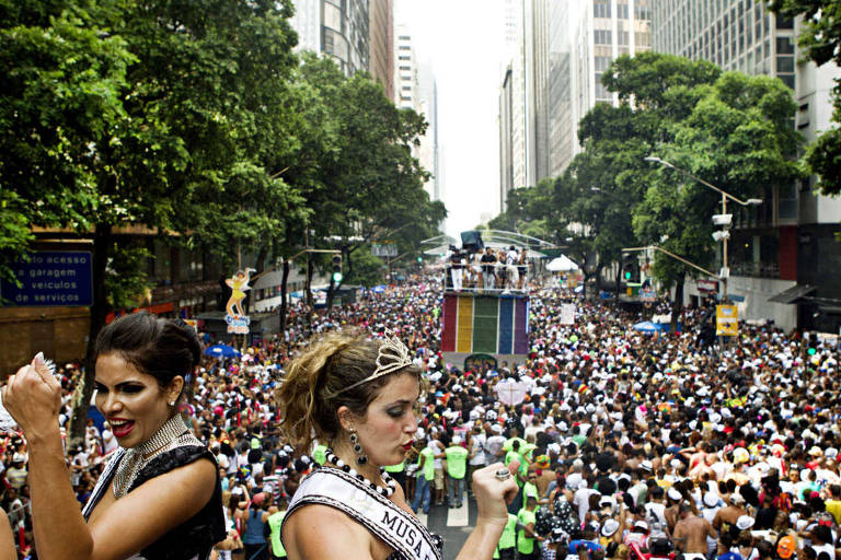 Desfile do Cordão da Bola Preta no centro do Rio, com as musas Raissa Machado e Laura Sabino