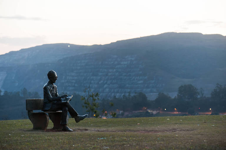 Estátua de Carlos Drummond de Andrade no memorial do escritor em Itabira