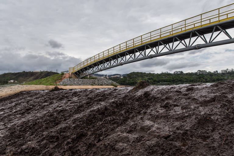 Barragem de rejeitos Pontal, em Itabira (MG); casa de Drummond pode ser vista ao fundo, à esquerda