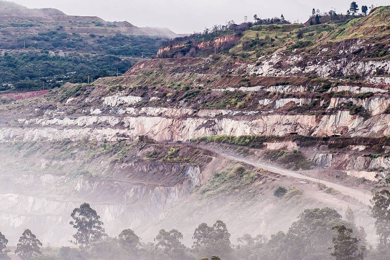 Cidade de Itabira, cercada de montanhas onde funcionam minas de exploração de minério