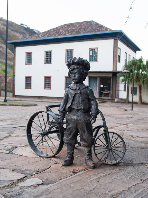 Estátua de Carlos Drummond de Andrade quando criança em frente ao memorial do escritor em Itabira (MG)
