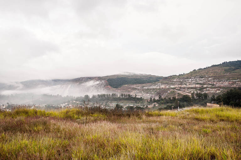 Cidade de Itabira (MG), cercada de montanhas onde funcionam minas de exploração de minério