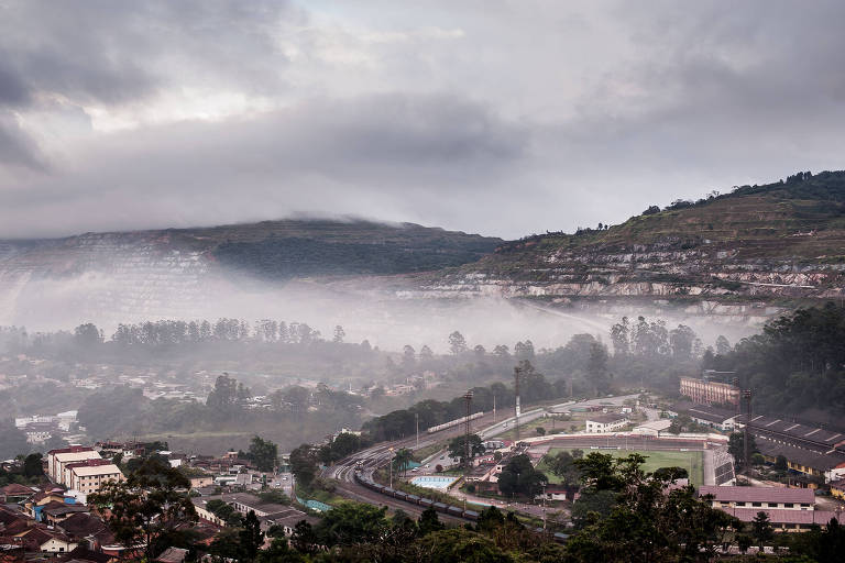 Cidade de Itabira (MG), cercada de montanhas onde funcionam minas de exploração de minério