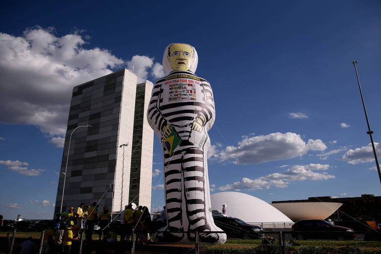 BRASILIA, DF,  BRASIL,  01-02-2019, 15h00: Manifestação contra o senador Renan Calheiros (MDB-AL), que é candidato à presidência do senado. (Foto: Pedro Ladeira/Folhapress, PODER)
