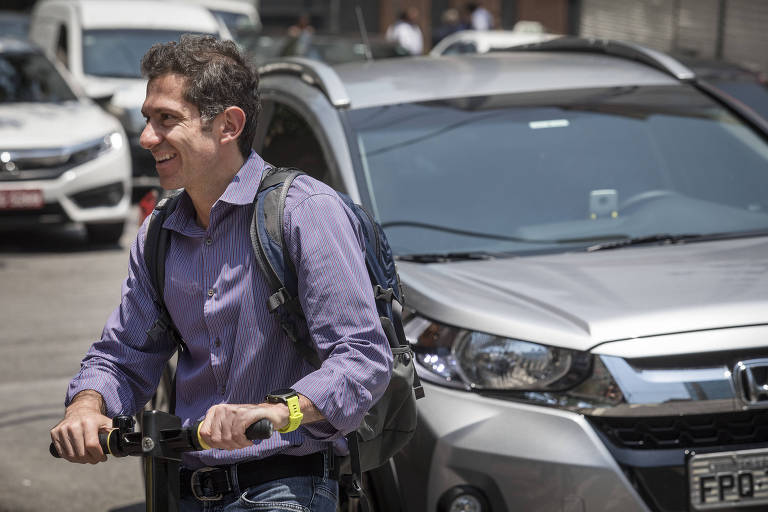 O economista Luiz Eduardo Messa, 40, se desloca de patinete no horário do almoço na rua Pedroso Alvarenga