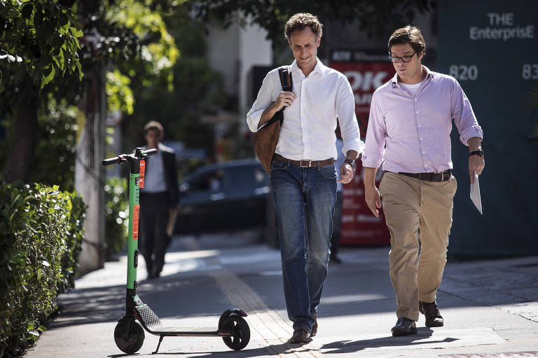 Patinete estacionada na calcada da rua Joaquim Floriano