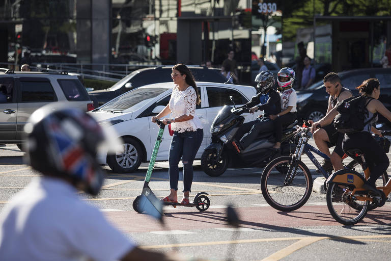 Usuária de patinete cruza av. Juscelino Kubitschek