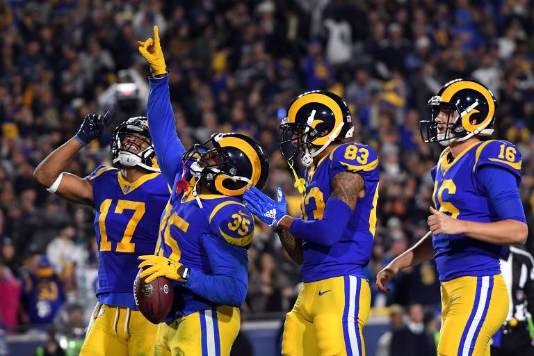 Jogadores do Rams comemoram touchdown em jogo dos playoffs no Coliseum