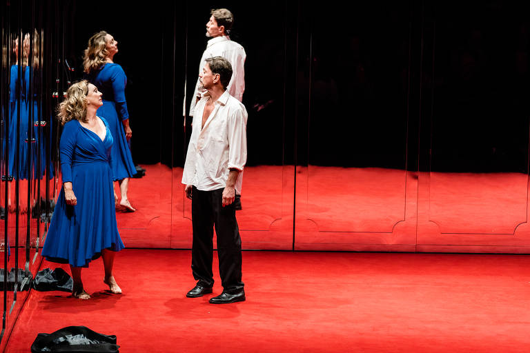 Eliane Giardini e Antônio Gonzalez em "Peça do Casamento", montagem do diretor Guilherme Weber para a peça de Edward Albee ("Marriage Play")