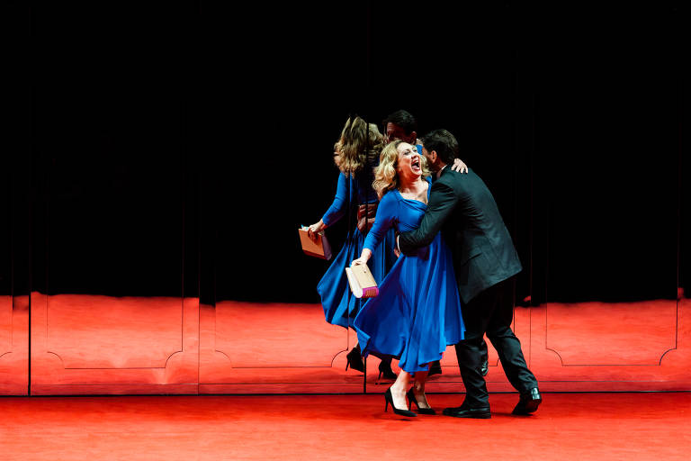 Eliane Giardini e Antônio Gonzalez em "Peça do Casamento", montagem do diretor Guilherme Weber para a peça de Edward Albee ("Marriage Play")