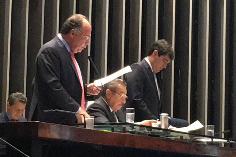 Senadores Fernando Bezerra, José Maranhão e Luiz Bandeira de Melo Filho, aliados de Renan, compõem a mesa do Senado