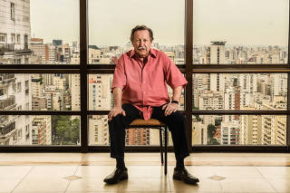 Pedro Bandeira em seu flat, em São Paulo