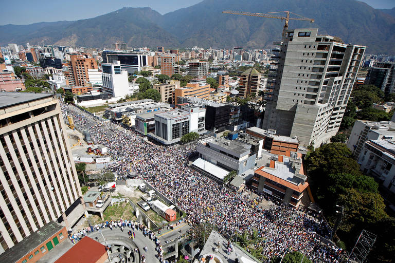 Manifestantes em oposição a Maduro saem às ruas na Venezuela
