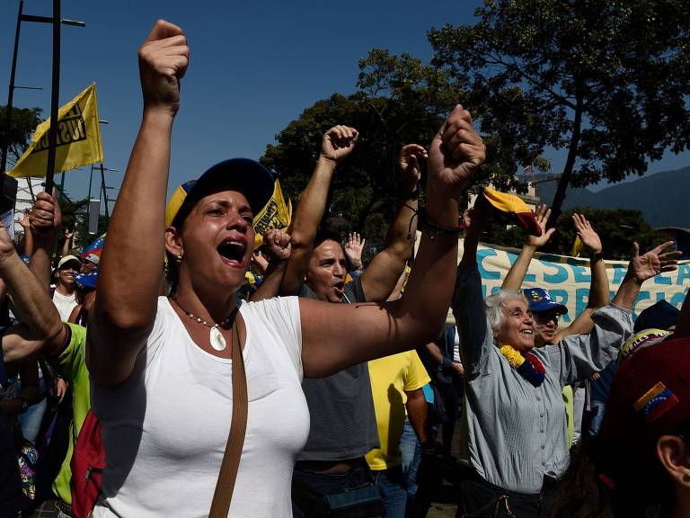 Manifestantes nas ruas de Caracas, capital da Venezuela, neste sábado (2)