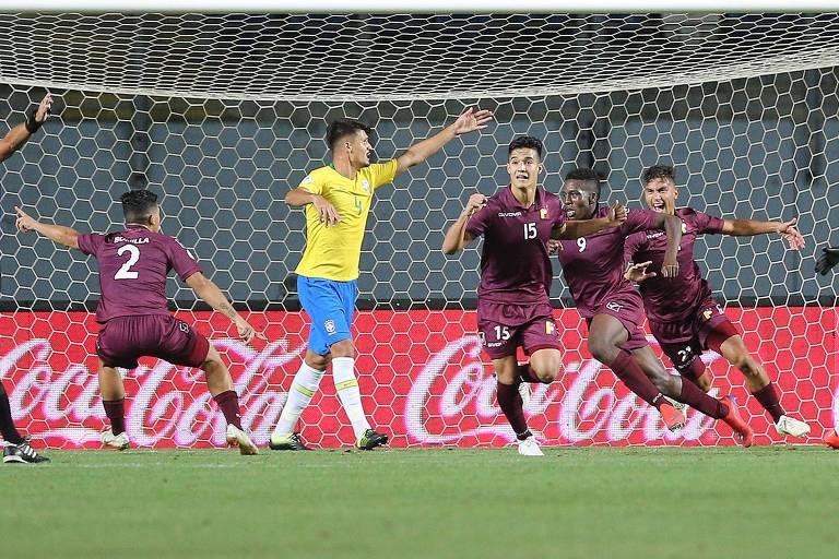 Venezuelanos comemoram gol na vitória sobre o Brasil por 2 a 0 pelo Sul-Americano sub-20 na sexta (1º)