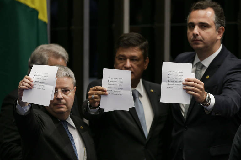 Senadores Antonio Anastasia (PSDB), Carlos Viana (PSD) e Rodrigo Pacheco (DEM) mostram as cédulas com voto em Davi Alcolumbre (DEM-AP)