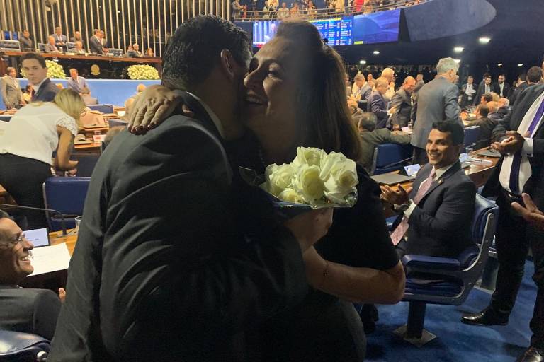 A senadora Kátia Abreu (PDT-TO) entregou flores ao senador Davi Alcolumbre (DEM-AP), selando a paz entre os dois depois da briga de sexta-feira (1º).